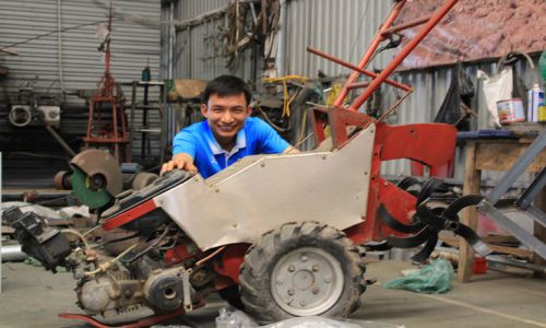 Nông dân trẻ chế tạo máy nông nghiệp 15 chức năng