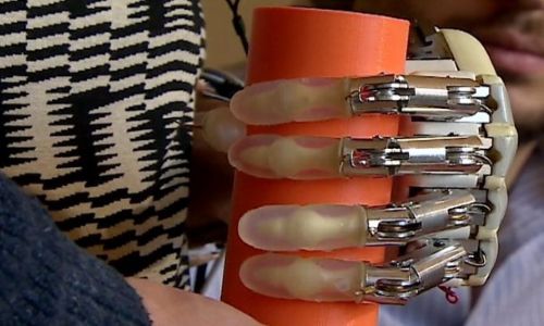 Lần đầu tiên chế tạo thành công cánh tay robot có xúc giác giống người