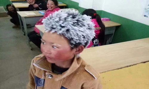 Cậu bé nghèo Trung Quốc tóc đông đá vượt 5 km đến trường