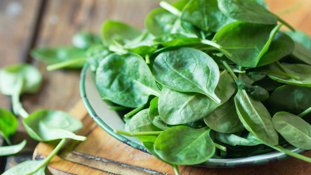 Rau bina: Đây là một thực phẩm chay tuyệt vời để tái tạo tóc. Nó cung cấp sắt, vitamin A và C và protein. Thiếu sắt là nguyên nhân chính gây rụng tóc.
Rau bina không chỉ giàu chất sắt, nó còn chứa chất nhờn hoạt động trong vai trò điều hòa tự nhiên cho tóc. Nó cũng cung cấp cho cơ thể omega-3, magiê, kali, canxi giúp duy trì một làn da khỏe mạnh và mái tóc bóng mượt.