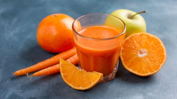 Cà rốt: Loại củ này không chỉ tốt cho đôi mắt của bạn, mà cho cả mái tóc. Chúng giàu vitamin A. Khoai lang cũng là chọn lựa lý tưởng.
Trong khi các yếu tố bên ngoài như ánh nắng, ô nhiễm và sử dụng thường xuyên các sản phẩm hóa chất có thể làm hư tóc của bạn, thì một chế độ ăn uống nghèo nàn là nguyên nhân phổ biến nhất khiến tóc gãy rụng. Hãy chắc chắn sử dụng các thực phẩm giàu chất dinh dưỡng trong chế độ ăn uống hàng ngày của bạn. Những loại thực phẩm này sẽ cho bạn mái tóc dài và khỏe hơn.
