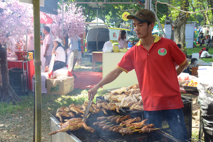 Các gian hàng được bố trí tại 7 khu vực ẩm thực, gồm: khu quốc tế, Việt Nam, street food - món ăn đường phố; khu dành cho các thương hiệu ẩm thực, hoạt động vui chơi giải trí, vườn bia… Nhiều gian có người nấu nướng ngay tại chỗ.