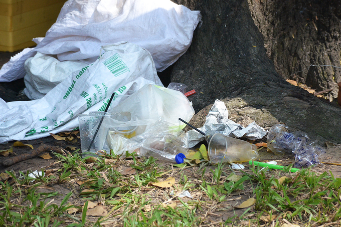 Nhiều thực khách thiếu ý thức vẫn vứt rác bừa bãi sau khi ăn uống xong.