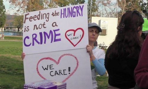 9 người Mỹ phải hầu tòa vì tặng thức ăn cho người vô gia cư