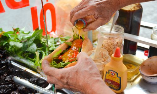 Xe bánh mì Sài Gòn bán hết 15 kg khô bò mỗi ngày