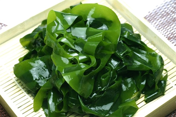 Rong biển: Hạ huyết áp, nhờ giảm giảm cholesterol, bài tiết các chất phóng xạ. Theo giáo sư Trương Hồ Đức từ Đại học Trung y dược Bắc Kinh đánh giá: "Rong biển đích thực là một loại thực phẩm có giá trị dinh dưỡng rất cao". Nhờ sinh trưởng trong môi trường nước mặn, rong biển được ví như món quà hấp thu tinh hoa của đại dương nhờ hàm lượng iot vượt trội. Đặc biệt loại thực phẩm này còn rất giàu protein thô và đường. Hàm lượng canxi trong rong biển còn cao hơn nhiều so với rau chân vịt và cải dầu.
Giáo sư Trương Hồ Đức cũng chỉ rõ, chất sodium alginate trong tảo bẹ có tác dụng hạ huyết áp, ngừa xơ cứng động mạch, giảm cholesterol, đồng thời còn phòng chống bệnh bạch cầu cùng các chứng đau xương cốt. Do vậy ta "Dùng rong biển làm salad hoặc nấu canh đều là những phương pháp chế biến hợp lý. Tuy nhiên, người có dạ dày không tốt và phụ nữ mang thai nên hạn chế ăn loại thực phẩm này." – giáo sư Trương chia sẻ.