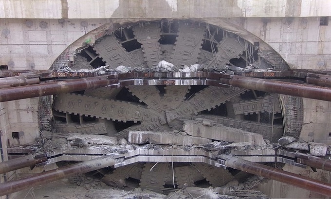 Bertha là cỗ máy đào hầm lớn nhất thế giới nặng 6.700 tấn, dài 99,3 m và rộng 17,5 m. Nó được dùng để đào đường cao tốc dưới lòng đất ở thành phố Seattle, Mỹ. Đây là sản phẩm chế tạo của công ty Hitachi Zosen, Nhật Bản. Ảnh: Bertha.