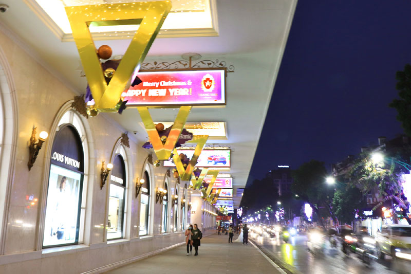 Tràng Tiền Plaza được trang trí tinh tế, tạo điểm nhấn cho khu vực hồ Hoàn Kiếm.
