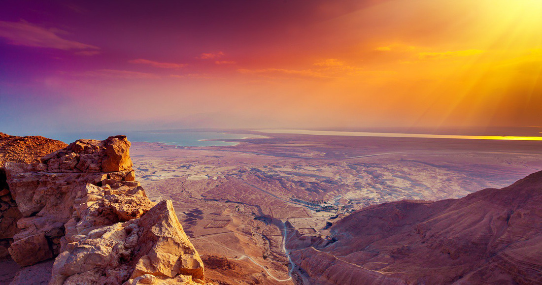 Hoang mạc Negev rộng 12.000 km2, chiếm hơn một nửa diện tích của Israel.

Thay vì hình ảnh quen thuộc là các cồn cát, những gì du khách có thể nhìn thấy ở hoang mạc Negev là hẻm núi, thung lũng sâu và những vách đá đẹp ngoạn mục.

Bên trong hoang mạc còn có nhiều di tích văn hóa cổ xưa.