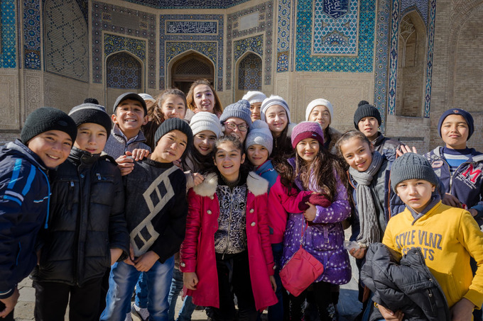 Alesha và Jarryd, cặp đôi bloger du lịch, cho biết người dân ở Uzbekistan rất hào hứng và vui vẻ khi được chụp chung với khách du lịch.
