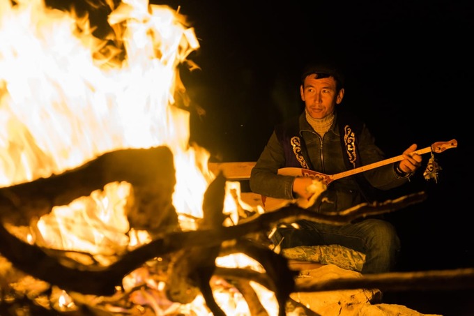 Vào ban đêm, bạn có thể đốt lửa cắm trại trên sa mạc và nghe các bài hát truyền thống của đất nước này, được phục vụ bởi người dân du mục.